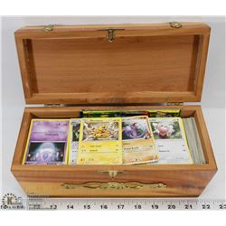 WOOD BOX WITH APPROX 400 POKÉMON CARDS VARIOUS