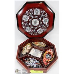 LACQUER TRINKET BOX WITH MOTHER OF PEARL INLAY