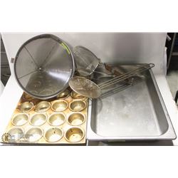 2 BAKING PANS WITH 3 STRAINERS