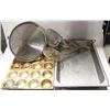 Image 1 : 2 BAKING PANS WITH 3 STRAINERS