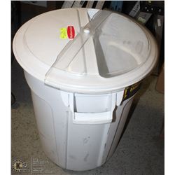 NEW RUBBERMAID 32 GAL INGREDIENT BIN W LID