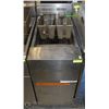 Image 1 : 2 BASKET FRYMASTER 100000 BTU DEEP FRYER