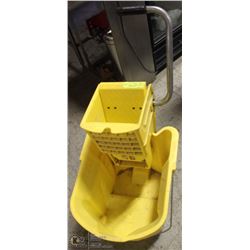 COMMERCIAL RUBBERMADE BUCKET WITH RINGER