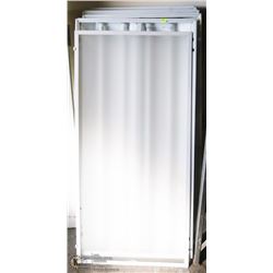 GROUP OF 4 FLUORESCENT LIGHTS WITH 1 COVER