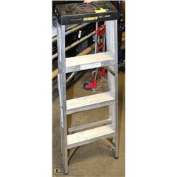 FEATHERLITE 3 STEP LADDER, MODEL #2404