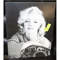118) MARILYN MONROE BLACK AND WHITE PICTURE