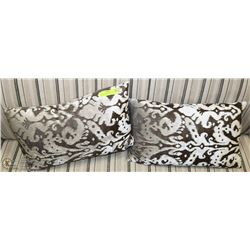 PAIR OF SHOWHOME DECORATIVE PILLOWS