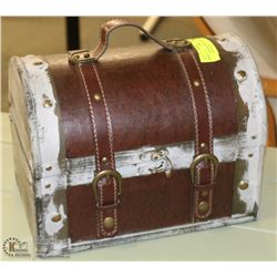 DISTRESSED TREASURE CHEST KEEPSAKE BOX