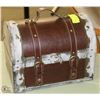 Image 1 : DISTRESSED TREASURE CHEST KEEPSAKE BOX
