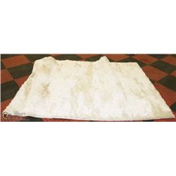 SHOWHOME AREA RUG APPROXIMATELY 5FT X 8FT