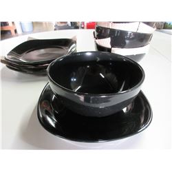 4 Soup Bowls and Plates / Black