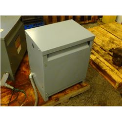 CUTLER-HAMMER V48M28T15B SER.A DRY TYPE DISTRIBUTION 3 PHASE TRANSFORMER - 15 KVA