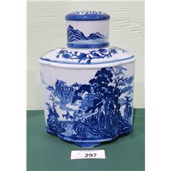 ASIAN PORCELAIN LIDDED VASE