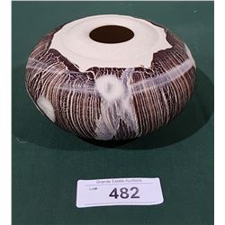 BEAUTIFUL SIGNED POTTERY VASE