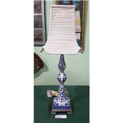 PRETTY BLUE/WHITE PORCELAIN TABLE LAMP