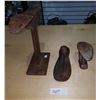 Image 1 : 3 ANTIQUE CAST IRON SHOE FORMS