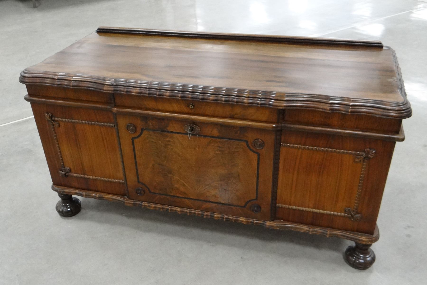 Roos cedar chest, original label, lockable w/ key, 23"h x 45"w x 19"d