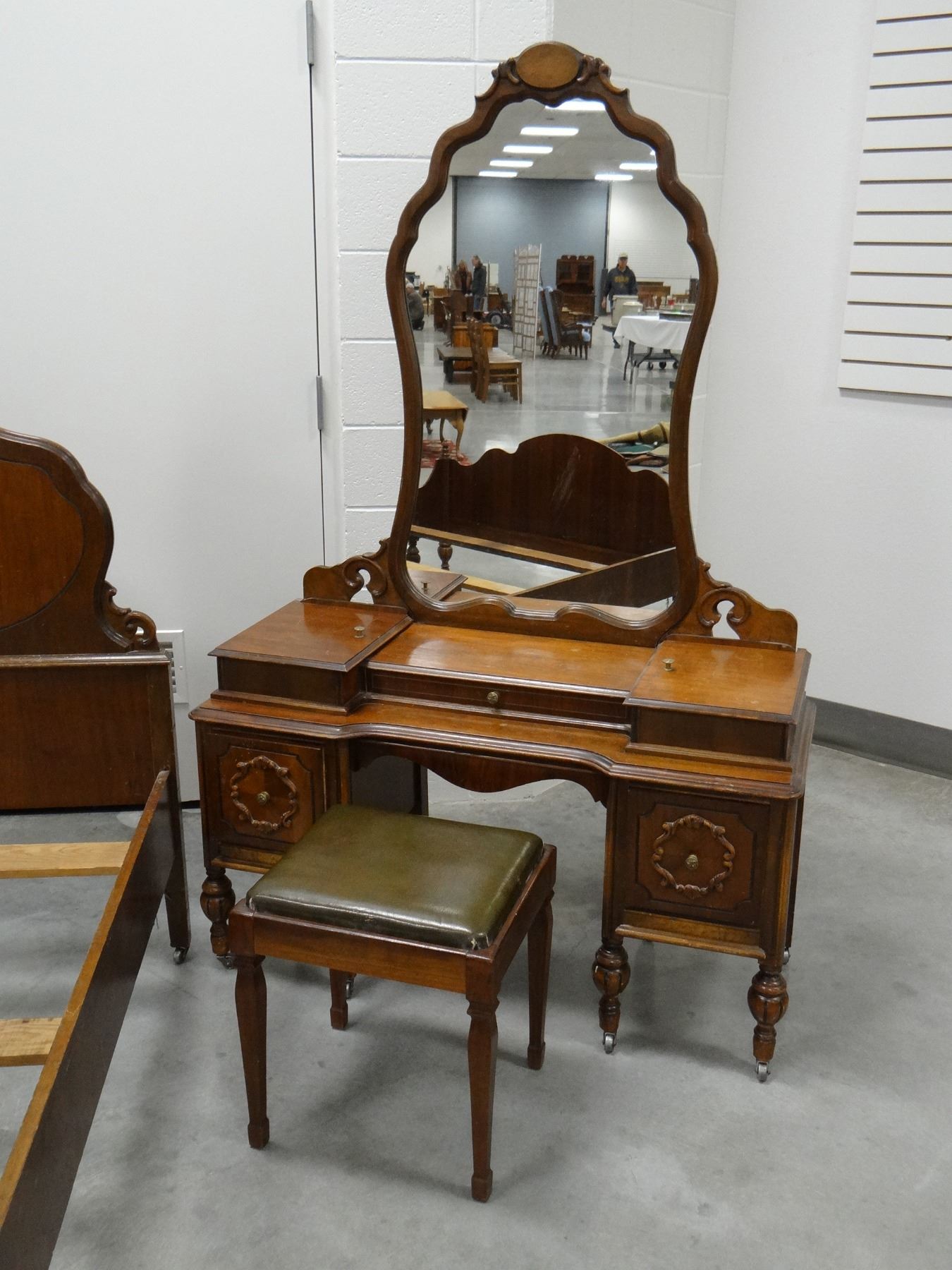 Bedroom set, oak veneer: vanity, full bed, high boy,