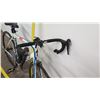 Image 9 : Specialized Tarmac Lightweight Racing Bike, White