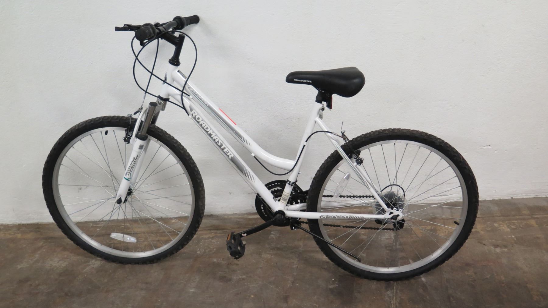 Roadmaster Granite Peak 26 Ladies 18 Speed Mountain Bike White Oahu Auctions