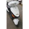Image 16 : Metro White/Black Moped Scooter, 4433 Miles