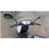 Image 8 : Metro White/Black Moped Scooter, 4433 Miles