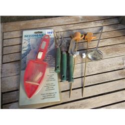 RAPITEST DIAL SOIL THERMOMETER, VIBRATING HAND SEEDER, 3 SMALL GARDEN TOOLS, 9 TERACOTTA STAKES