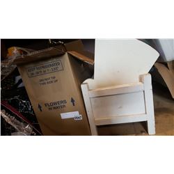 2 TABLE LAMPS AND DOLL CRIBS