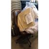 Image 3 : FOLDING CHAIR ROLLING CHAIR AND CLOSET STORAGE