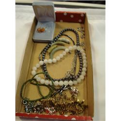 TRAY OF JEWELRY AND JADE PIECES