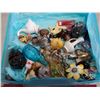 Image 3 : TWO TOTES OF VINTAGE COLLECTIBLES