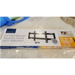 NEW OVERSTOCK INSIGNIA 13-32 INCH FIXED POSITION TV WALL MOUNT