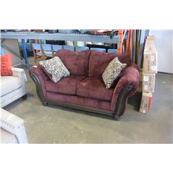 NEW ASHLEY RED FABRIC WOOD FRAMED LOVESEAT WITH 2 ACCENT PILLOWS, RETAIL $1812