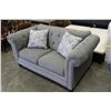Image 2 : ASHLEY LOVESEAT WITH 2 ACCENT CUSHIONS