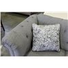Image 3 : ASHLEY LOVESEAT WITH 2 ACCENT CUSHIONS