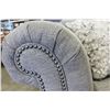 Image 4 : ASHLEY LOVESEAT WITH 2 ACCENT CUSHIONS