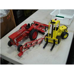 1970 TONKA FORKLIFT DIECAST AND ANTIQUE INTERNATIONAL TRACTOR WITH ATTACHMENTS