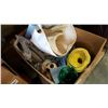 Image 1 : BOX OF FIGURES AND ESTATE GOODS