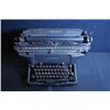 Image 1 : An old Underwood typewriter.