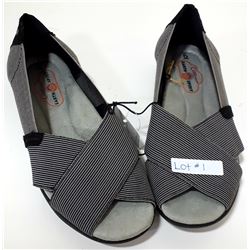 PAIR OF WOMENS SIZE 6 SHOES
