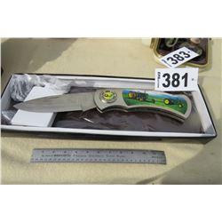 JOHN DEERE FOLDING JUMBO KNIFE IN ORIGINAL BOX