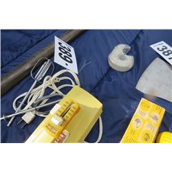 ELECTRIC HAND MIXER WITH BEATERS