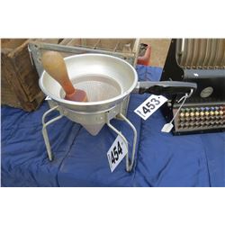 METAL STRAINER AND WOOD MALLET