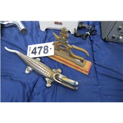 2 METAL NUT CRACKERS (ALIGATOR/KNIGHT)
