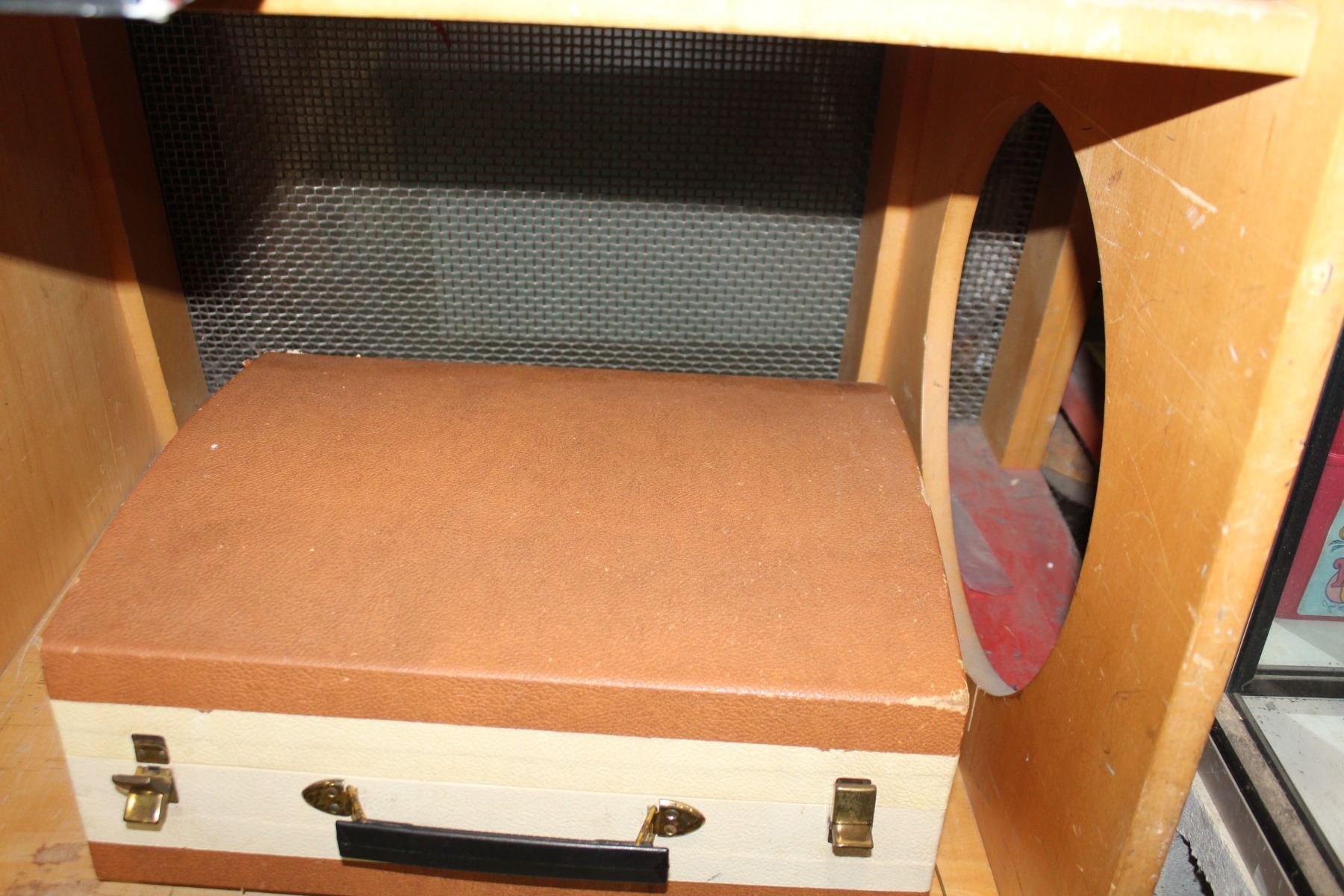 PORTABLE SILVERTONE RECORD PLAYER WITH EXTRA NEEDLE