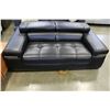 Image 2 : NEW MODERN GENUINE BLACK LEATHER LOVESEAT WITH ADJUSTABLE HEADRESTS, RETAIL $2099
