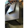 Image 2 : LARGE MODERN DINING TABLE W/ 2 LEAFS AND 4 CHAIRS