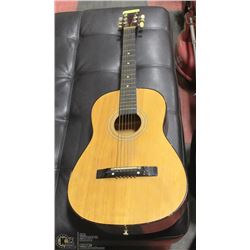 MEDIUM SIZE ACOUSTIC GUITAR