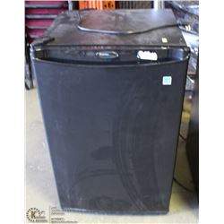 BLACK DANBY 4.4CU FT BAR FRIDGE (CORNER DENT)