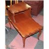 Image 1 : VINTAGE TIERED MAPLE SIDE TABLE